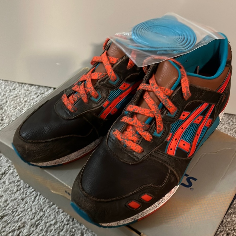 Asics Gel Lyte 3. Men’s size 8. Colors dark brown/red. Gently worn.